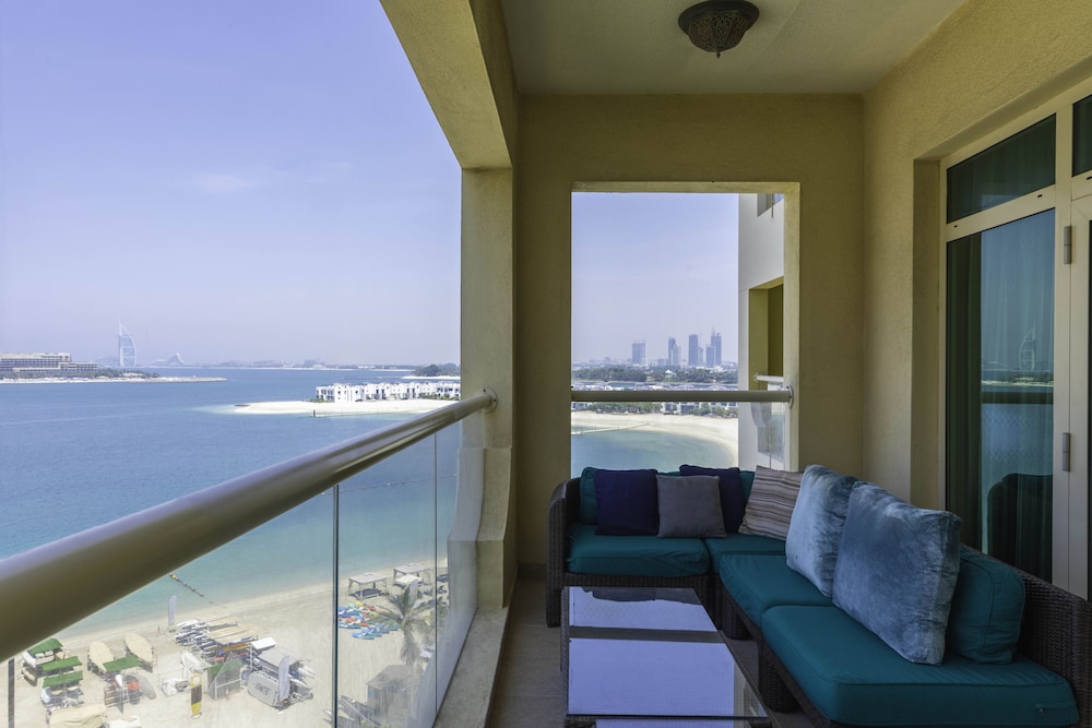 Maison Privee Beach Access Apt w Burj & Sea Views on The Palm — 4-Star Luxury Hotel in Dubai, United Arab Emirates