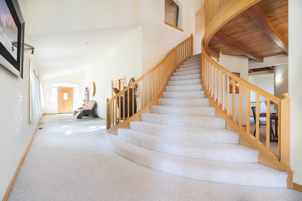 Sparrow by Avantstay Modern Mountain Retreat w Hot Tub Pool Table & Games - photo 30