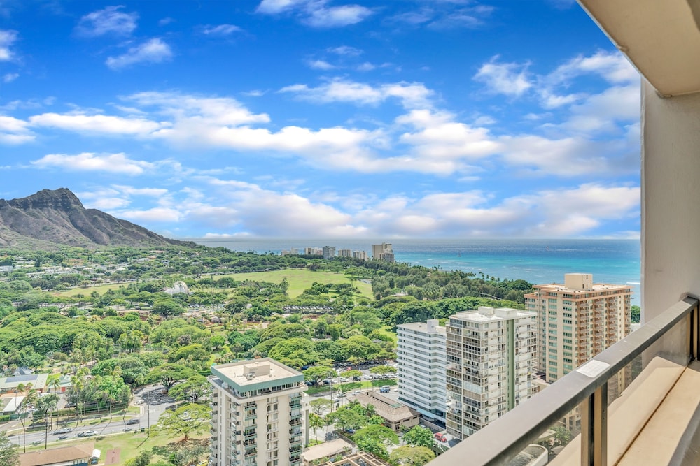 Spectacular Ocean & Diamond Head View 2 Bedroom Condo w Free Parking by Koko Resort Vacation Rentals - photo 14