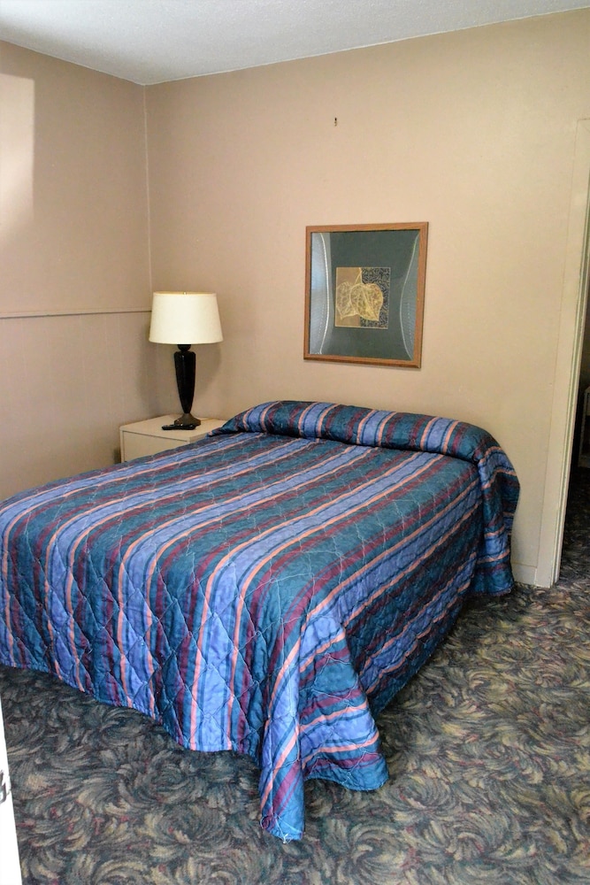 Innkeeper Motel - photo 10