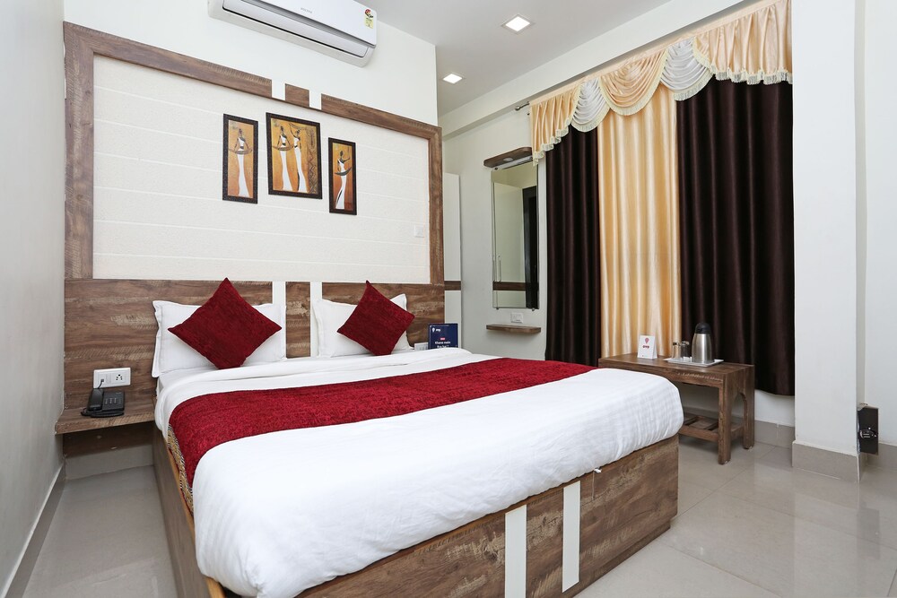 Oyo 10472 Hotel Queen