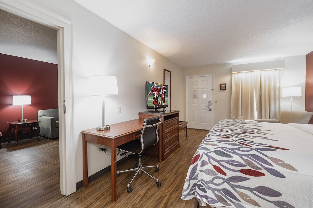 Red Roof Inn & Suites Calhoun - photo 8