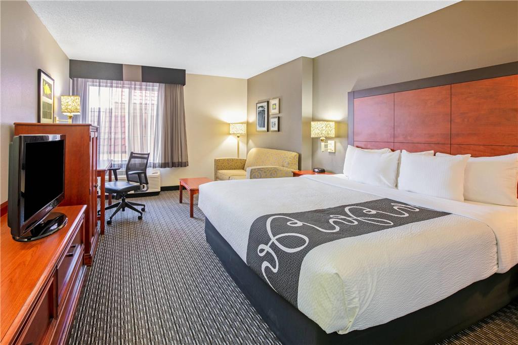 La Quinta Inn & Suites by Wyndham DFW Airport South Irving - photo 21