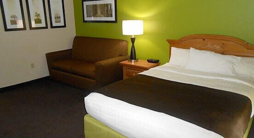 AmericInn by Wyndham Manitowoc - photo 4