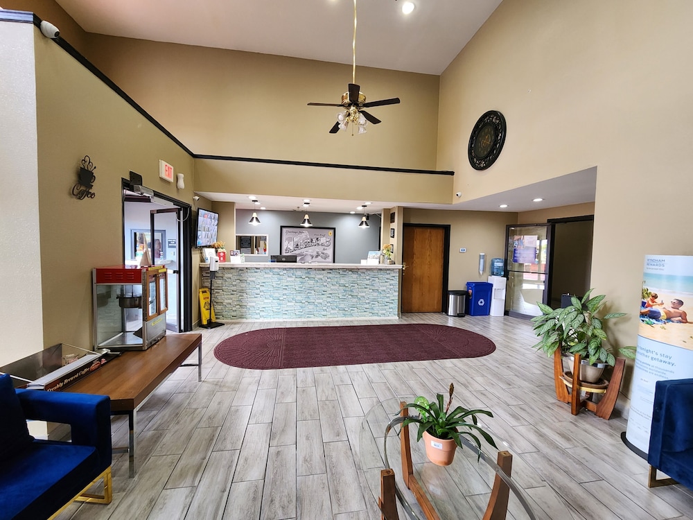 Super 8 by Wyndham Pine Bluff - photo 3