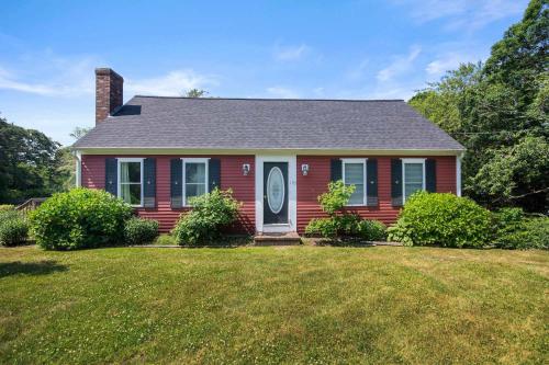 Lovely Home Near Bike Path Dog Welcome — 4-Star Luxury Hotel in Chatham, United States