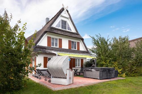 C 6 Reethaus Strandkorb Mit Auenwhirlpool Und Sauna — Gramkow