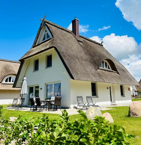Reetdach Ferienhaus ANNI mit direktem Meerblick Sauna und Kamin - last minute hotel in Unknown City
