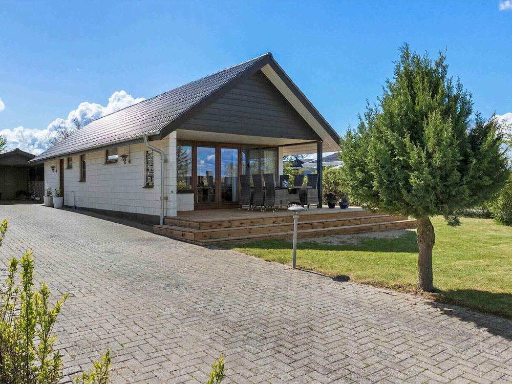 Cosy Holiday House Near Child Friendly Beach — 4-Star Luxury Hotel in Bogense, Denmark
