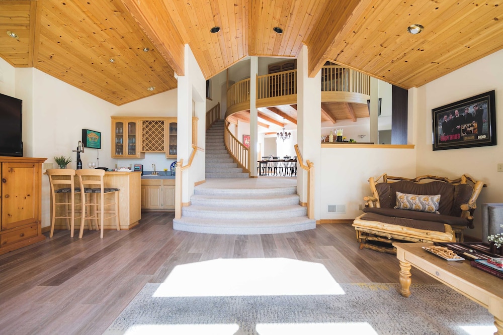 Sparrow by Avantstay Modern Mountain Retreat w Hot Tub Pool Table & Games - photo 8
