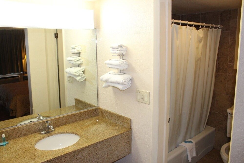 Statue Road Inn - photo 8
