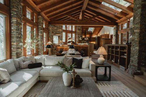 Luxury Nature Getaway Stone House by Casa Oso — 4-Star Luxury Hotel in Mariposa, United States