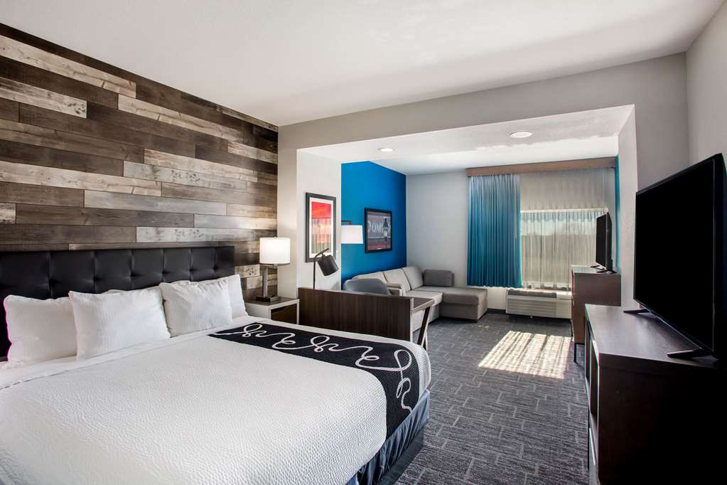 La Quinta Inn & Suites by Wyndham Pittsburg - photo 23