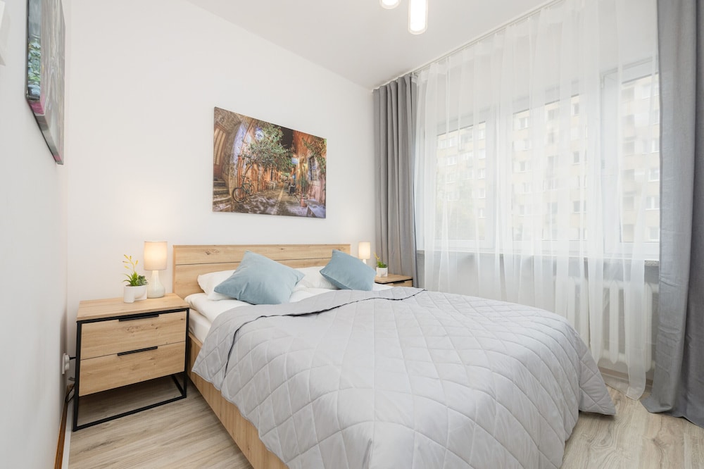 Bright Apartment in Warsaw Center with Two Bedrooms and Balcony by Noclegi Renters — 4-Star Luxury Hotel in Warsaw, Poland