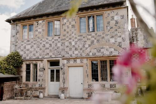 The Courtyard at Manor Estate near Stonehenge — 4-Star Luxury Hotel in Salisbury, United Kingdom