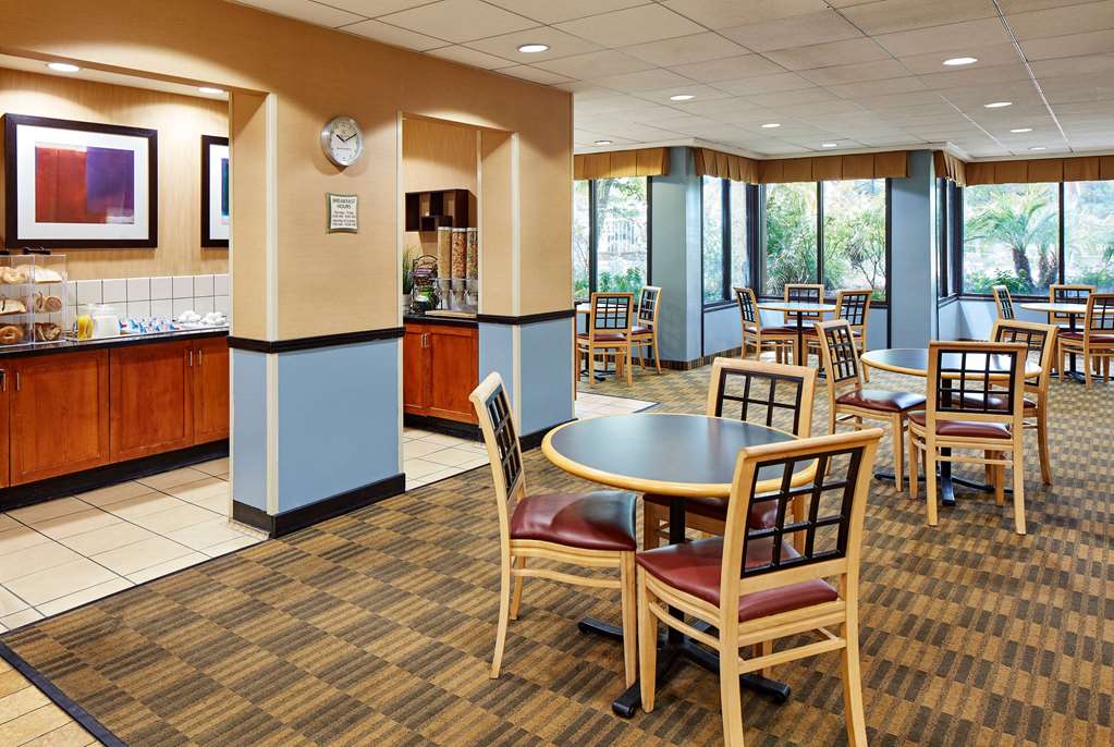 La Quinta Inn & Suites by Wyndham Thousand Oaks Newbury Park - photo 23