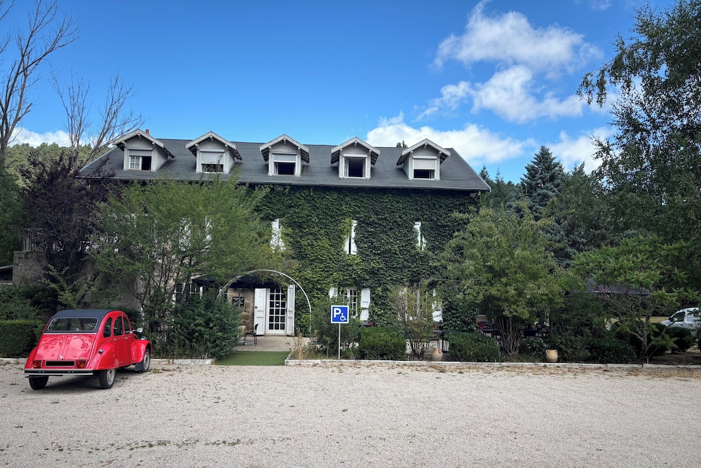 Le Moulin de Barette - carbon neutral hotel in Blavozy