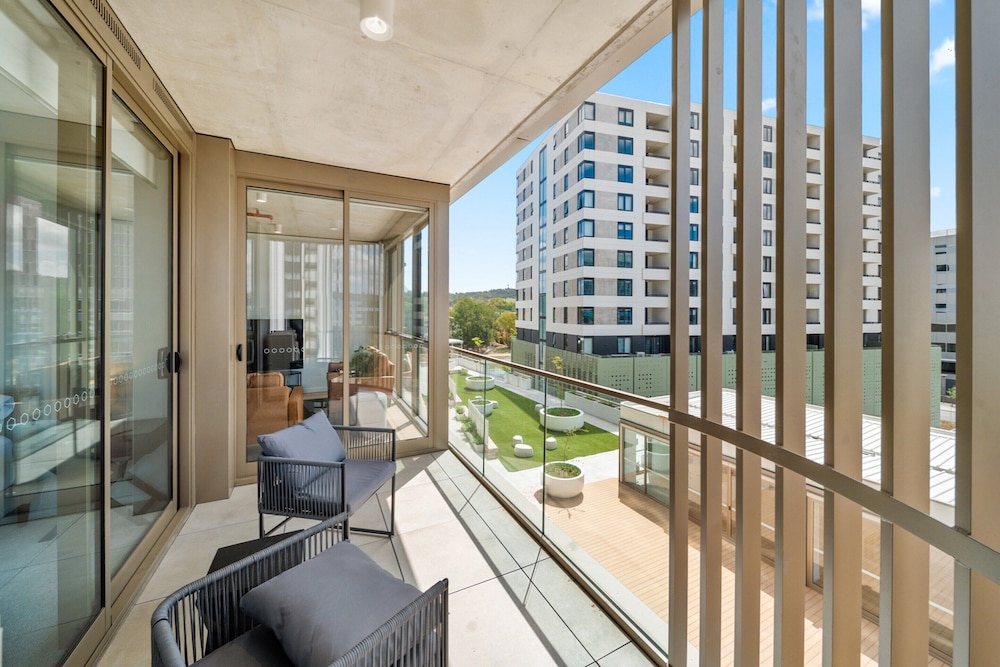Bright 2 Bed Apartment with Gym BBQ & Pool Access — 4-Star Luxury Hotel in Phillip, Australia