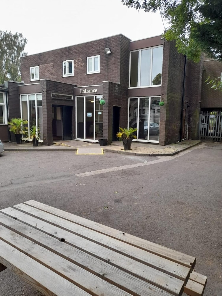 The Avenue Club And Lodge