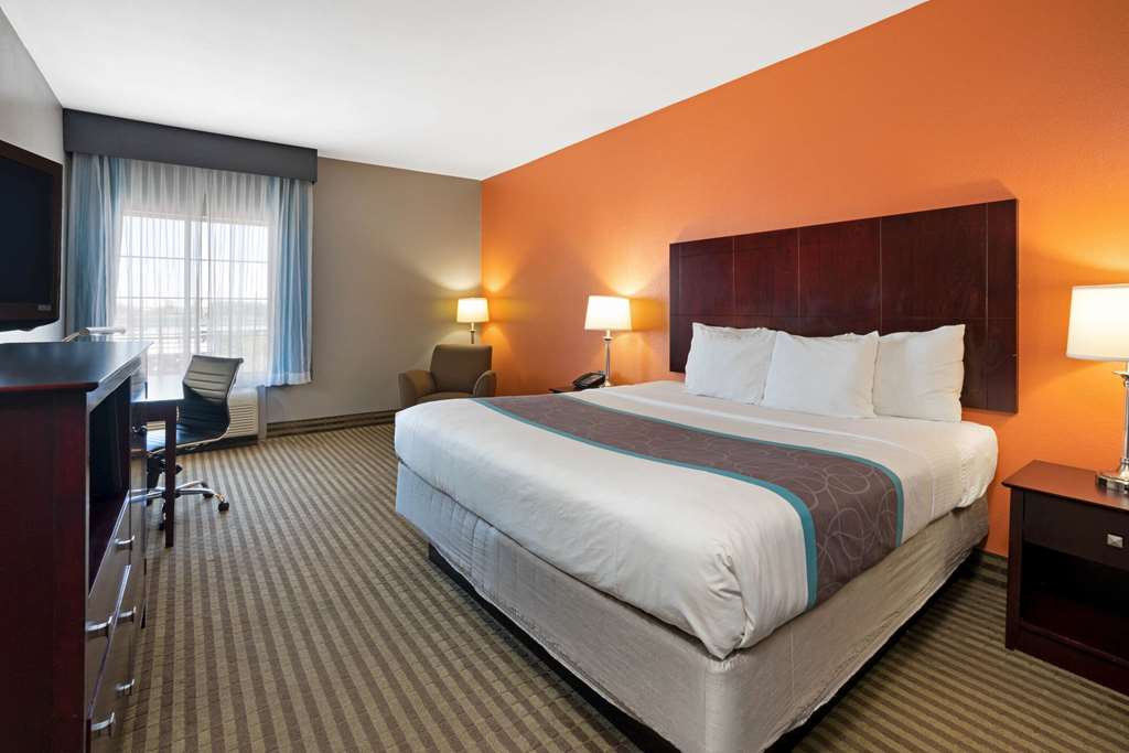 La Quinta Inn & Suites by Wyndham Houston Bush Intl Airpt E - photo 16