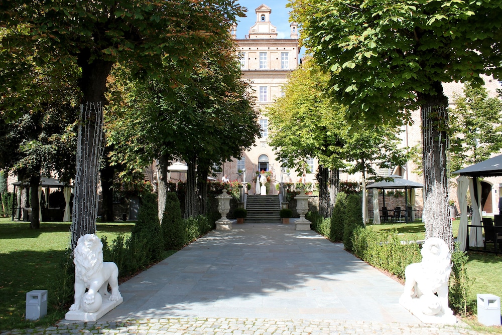 Castello di Montaldo Torino — 4-Star Luxury Hotel in Montaldo Torinese, Italy