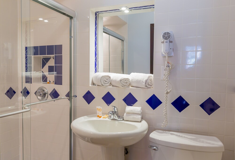 The Broadway Hotel and Hostel - photo 24