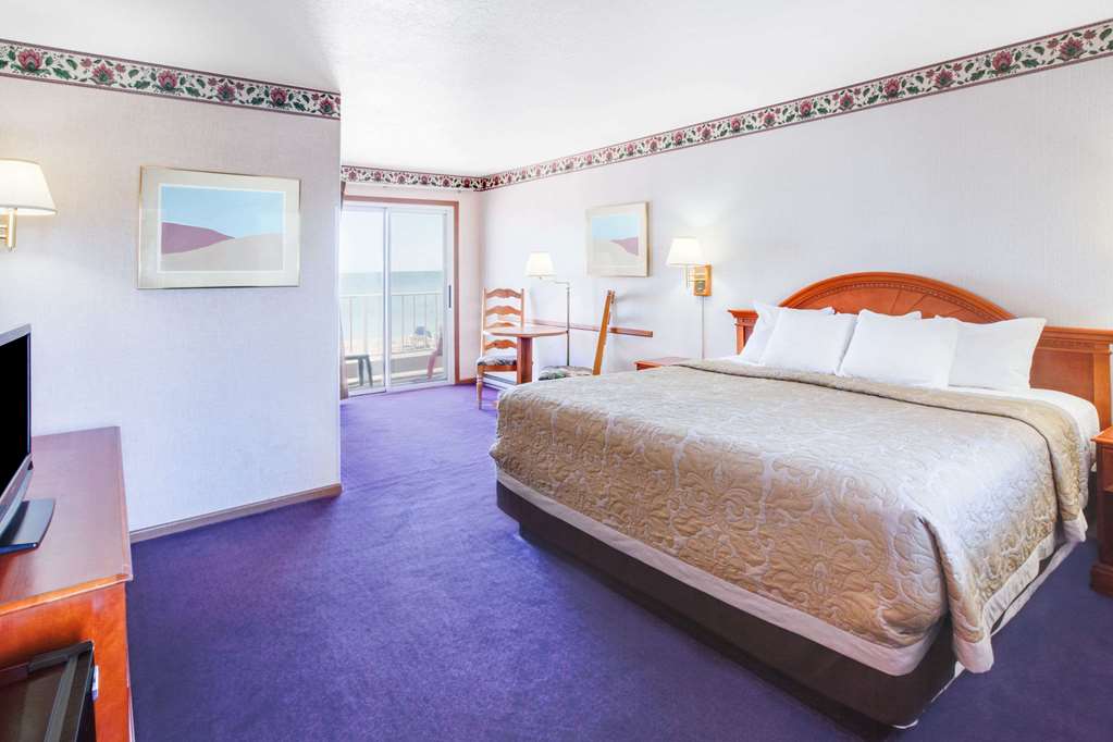 Super 8 by Wyndham Mackinaw City Beachfront Area - photo 8