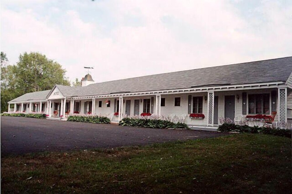 Eden Village Motel & Cottages - photo 21