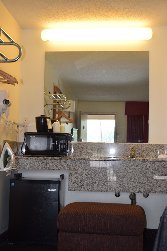 Oak Tree Inn Livonia West - photo 14