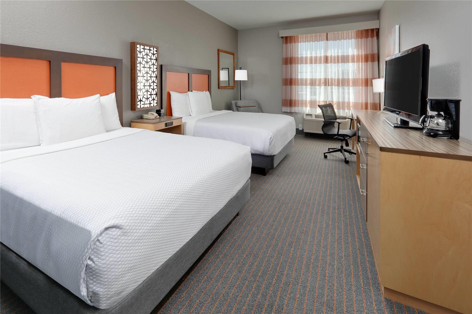 La Quinta Inn & Suites by Wyndham Dallas Love Field - photo 11