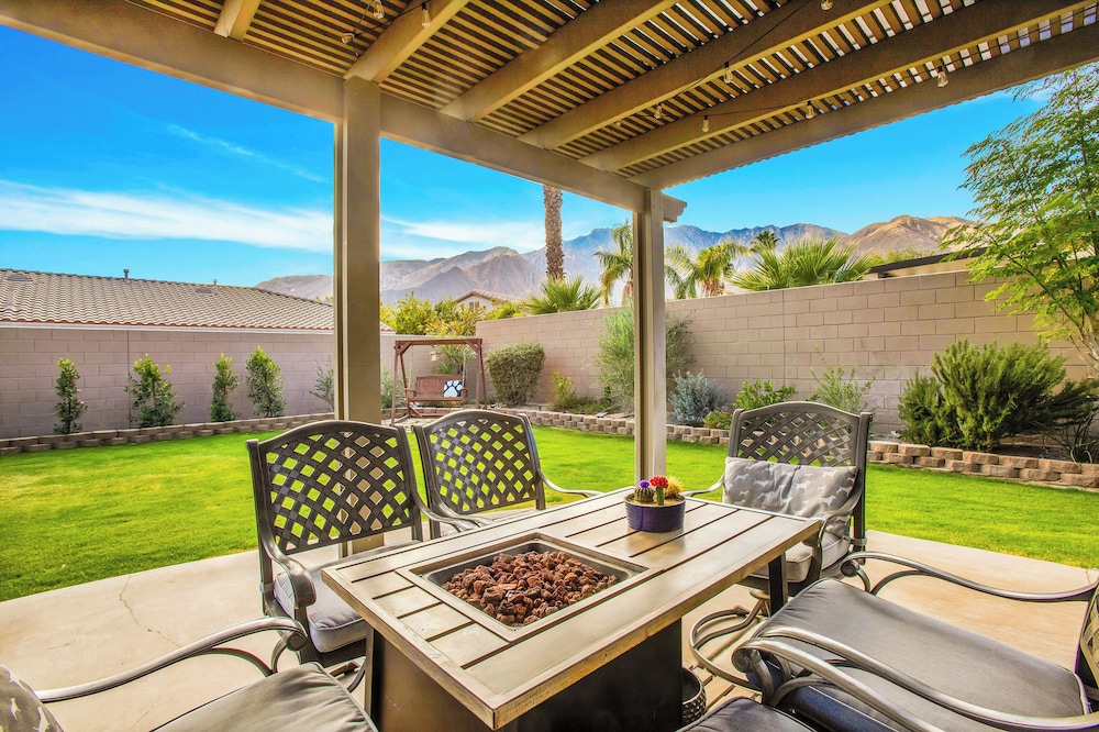 Near Downtown Palm Springs Home with Mountain Views — 4-Star Luxury Hotel in Palm Springs, United States