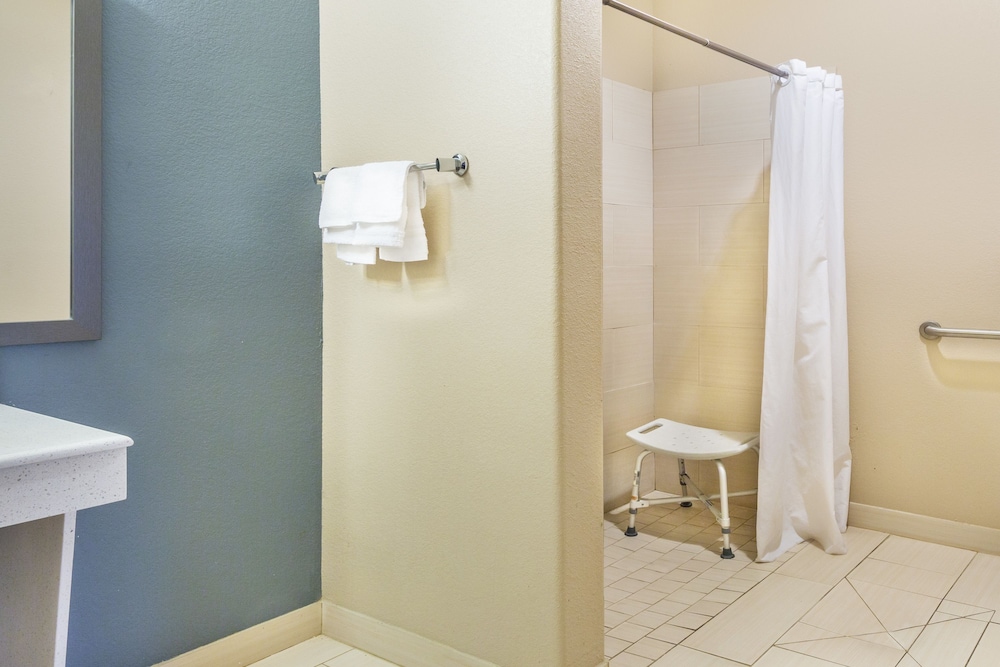 Super 8 by Wyndham Center - photo 39