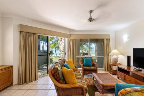 Yasmin at Coral Horizons: Retro Vibes on the Beach — 4-Star Luxury Hotel in Palm Cove, Australia