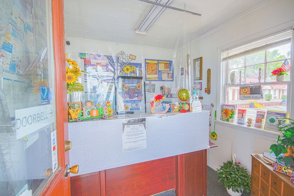 Sunflower Motel Hiawatha By OYO - photo 3