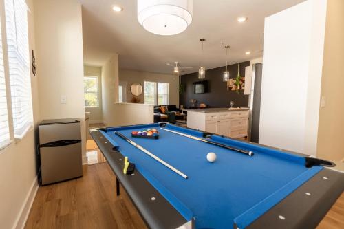 Brand New Downtown Beach Stay WilmingtonPoolWiFi — 4-Star Luxury Hotel in Wilmington, United States