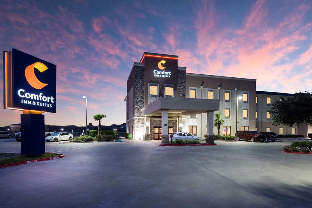 Comfort Inn & Suites Victoria North - featured photo