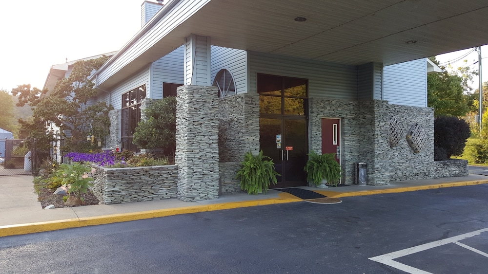 Americourt Hotel - photo 2