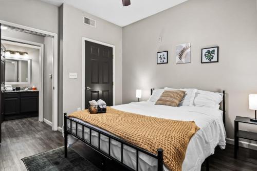 Stay 2Br 2Ba Pool Access — 4-Star Luxury Hotel in Fort Worth, United States