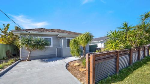 198 Escape 200m To Waterfront — Ettalong Beach