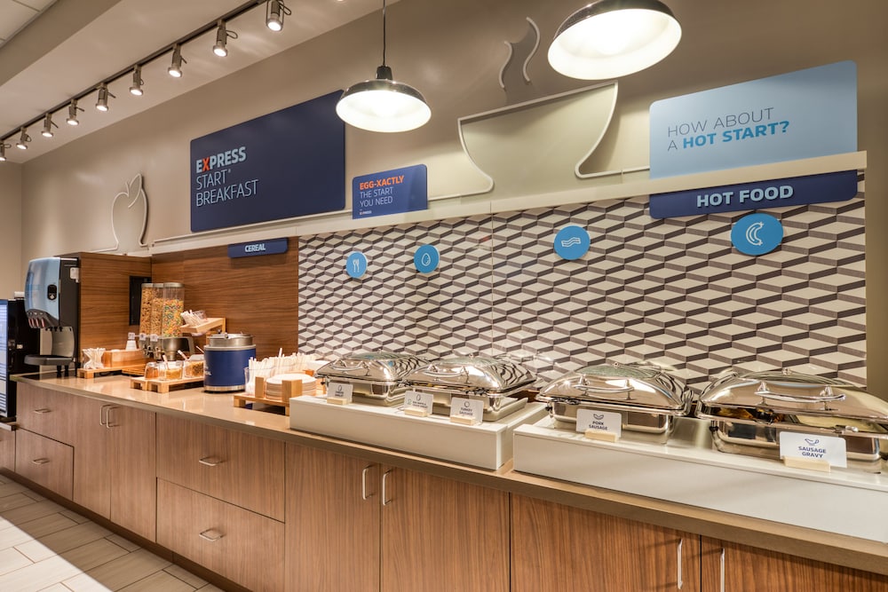 Holiday Inn Express & Suites Charlotte South End by IHG - photo 87