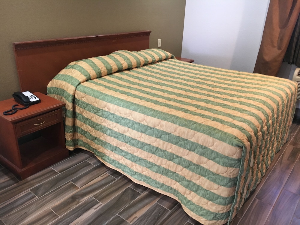 Bellflower Travel Inn - photo 27