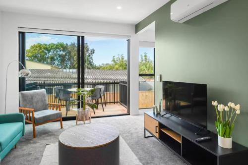 Bright and Stylish Tauranga Home — 4-Star Luxury Hotel in Tauranga, New Zealand