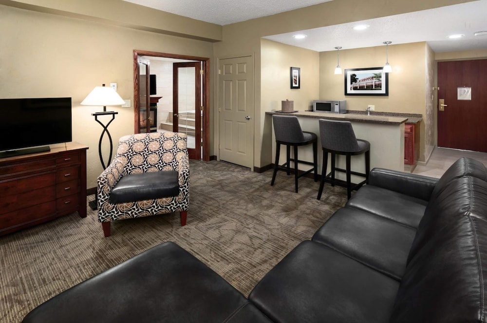 Bismarck Hotel and Conference Center - photo 18