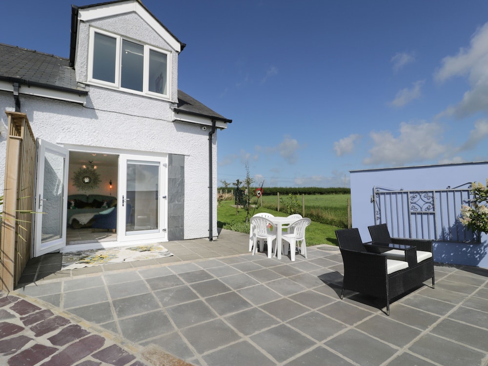Drws y Gorlan - carbon neutral hotel in Llanerchymedd