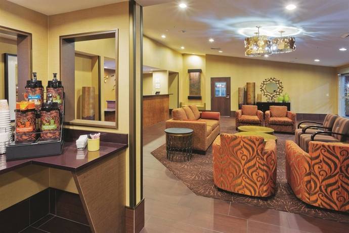La Quinta Inn & Suites by Wyndham Las Vegas Tropicana - photo 9