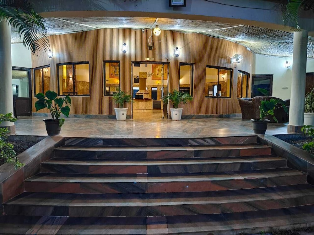 Royals Moonlight Resort — hotel in Kaladhungi