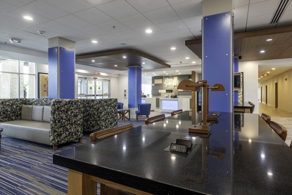 Holiday Inn Express & Suites Staunton by IHG — hotel in Staunton