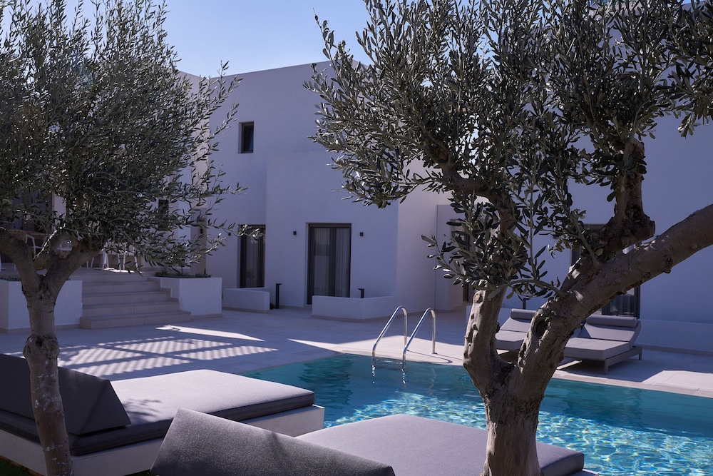 Isida Hotel - carbon neutral hotel in Andros