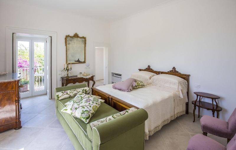 Palazzo Cacace - carbon neutral hotel in Meta