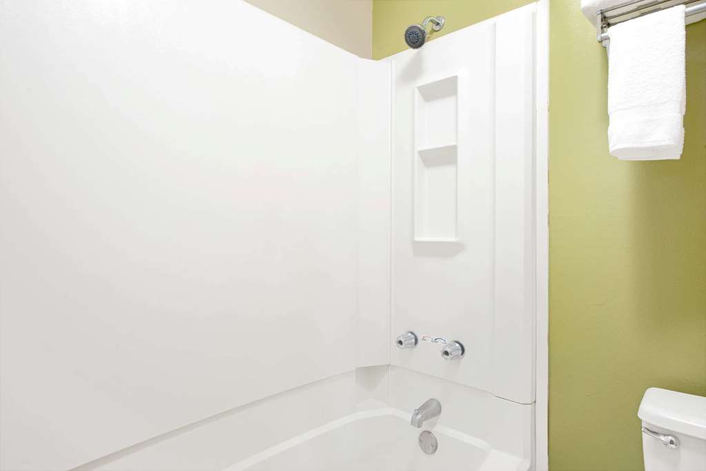 Super 8 by Wyndham Eureka Six Flags Nearby - photo 5